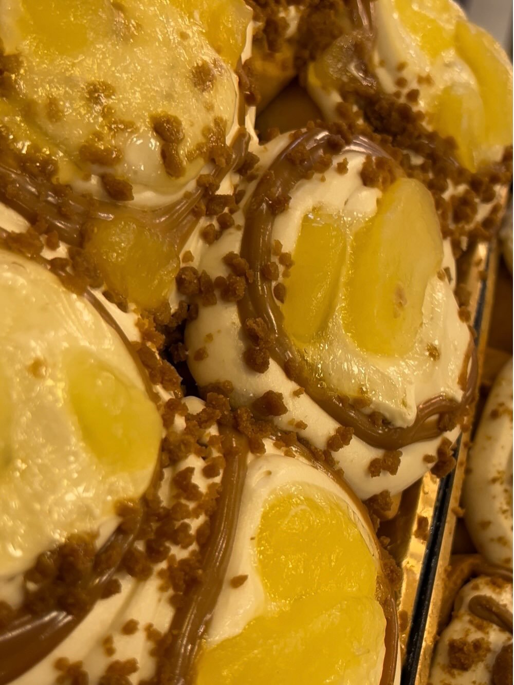 Cinnamon roll με επικάλυψη